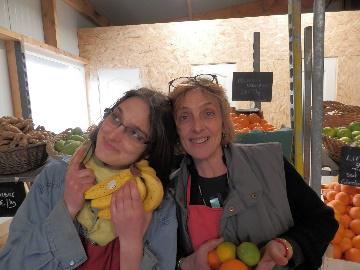 Deux personnes avec des fruits et légumes provenant de la Bio Belle Verte