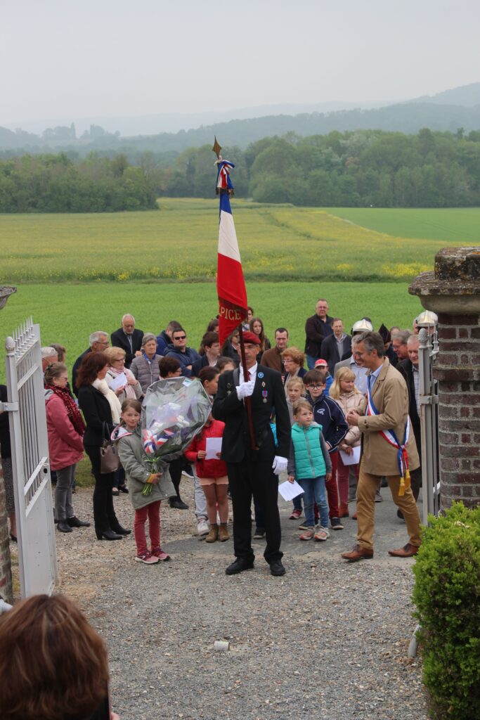 Porte-drapeau avec le maire et des enfants