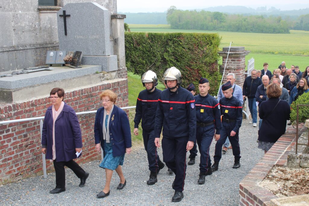 Les sapeurs pompiers et des personnes lors de la commémoration du 8 mai