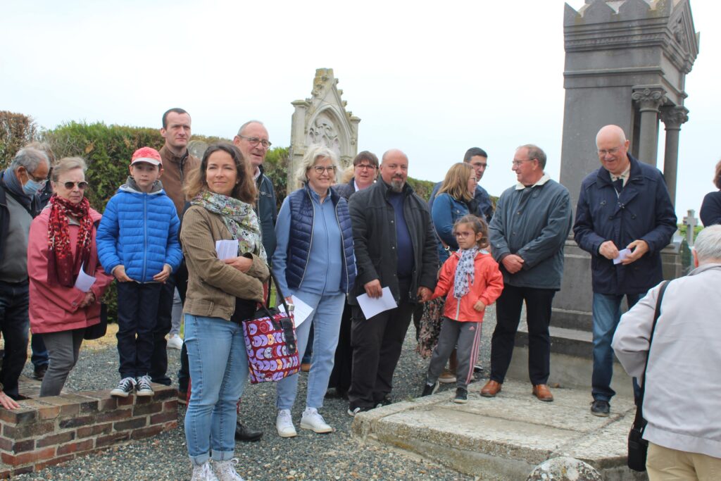 Des personnes regroupées pour la commémoration du 8 mai