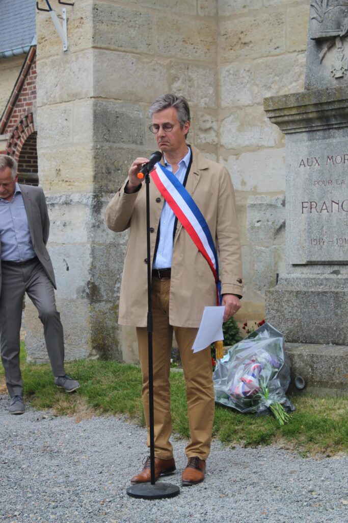 Le maire avant de faire un discours lors de la commémoration du 8 mai