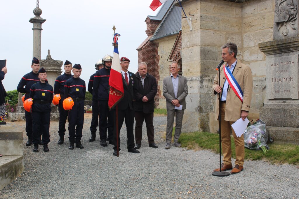 Le maire, des sapeurs pompiers et le porte-drapeau devant le monument aux morts lors de la commémoration du 8 mai