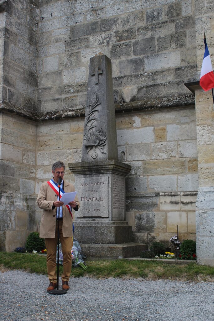 Le maire en train de faire un discours devant le monument aux morts lors de la commémoration du 8 mai