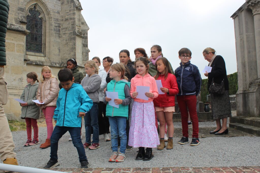 Des enfants regroupés pour la commémoration du 8 mai