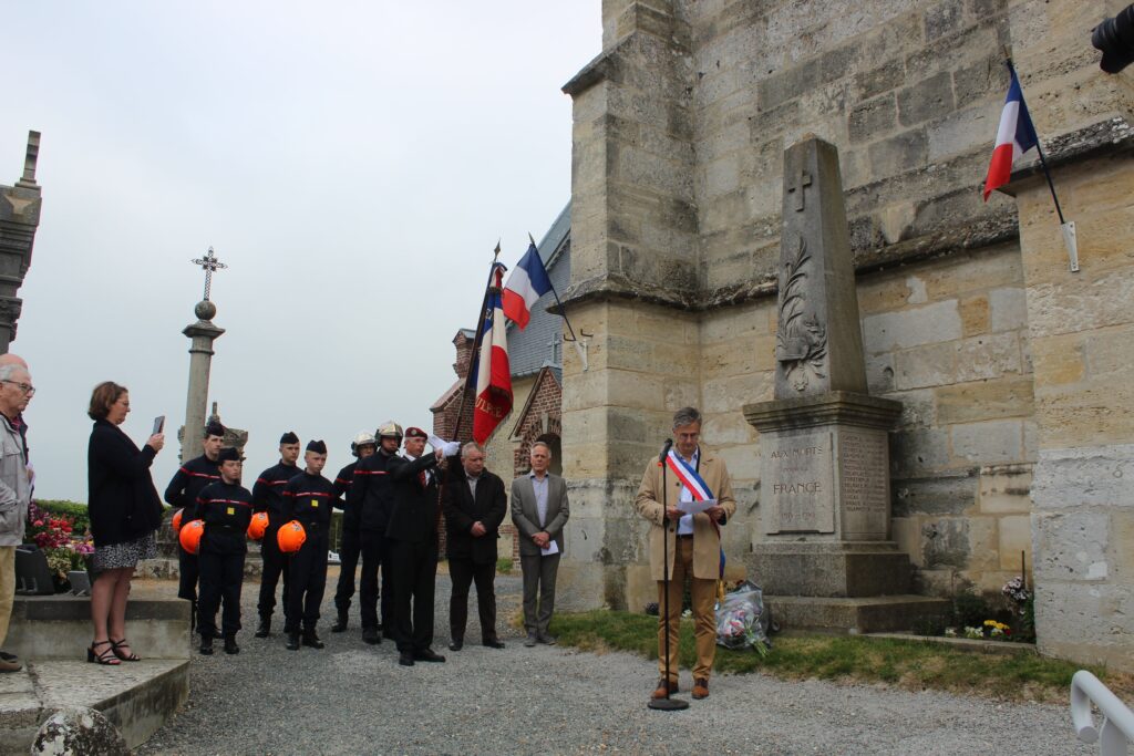 Le maire, des sapeurs pompiers et le porte-drapeau devant le monument aux morts lors de la commémoration du 8 mai