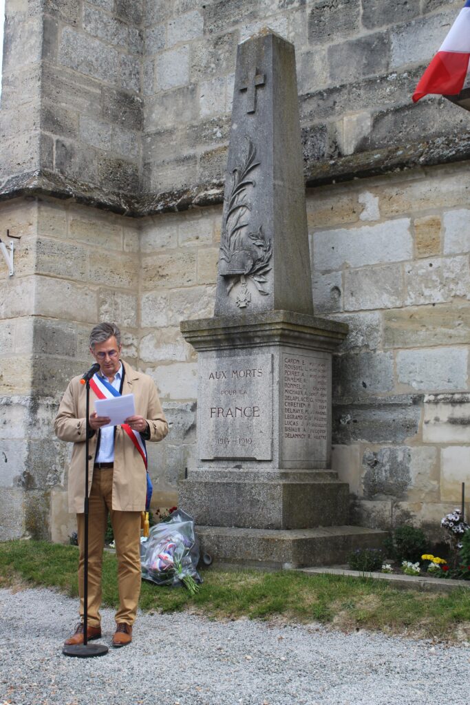 Le maire en train de faire un discours devant le monument aux morts lors de la commémoration du 8 mai