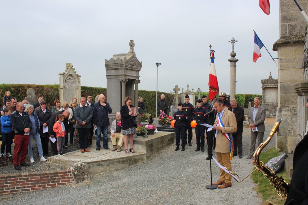 Le maire en train de faire un discours devant le monument aux morts lors de la commémoration du 8 mai