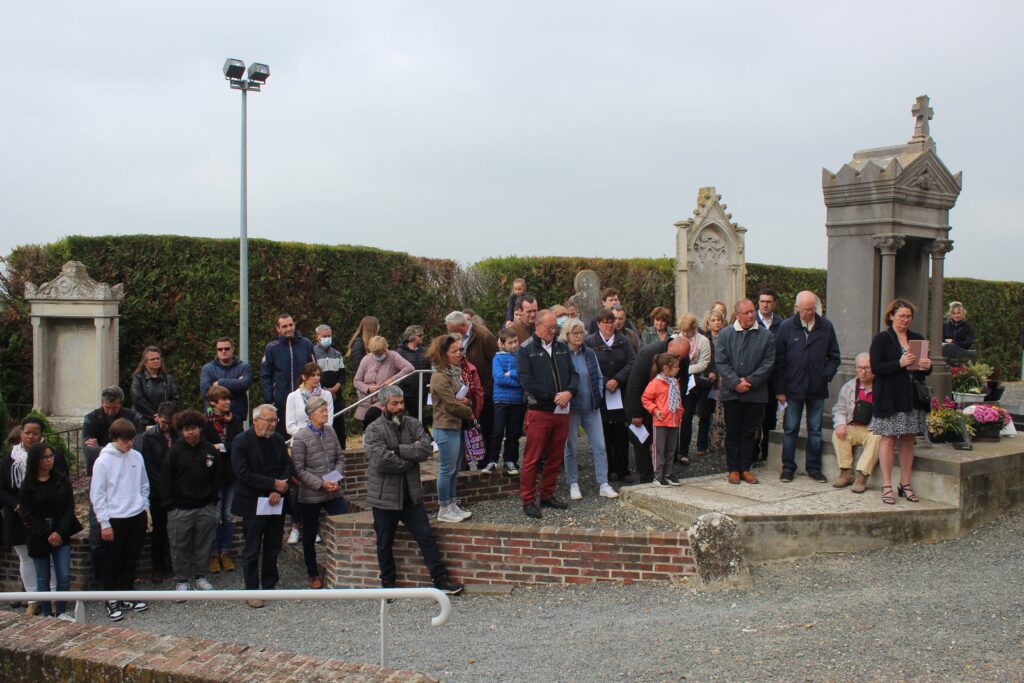 Des personnes regroupées pour la commémoration du 8 mai