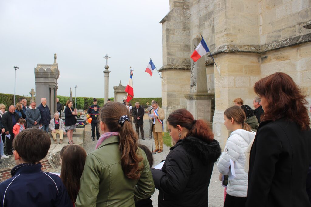 Le maire en train de faire un discours devant le monument aux morts lors de la commémoration du 8 mai