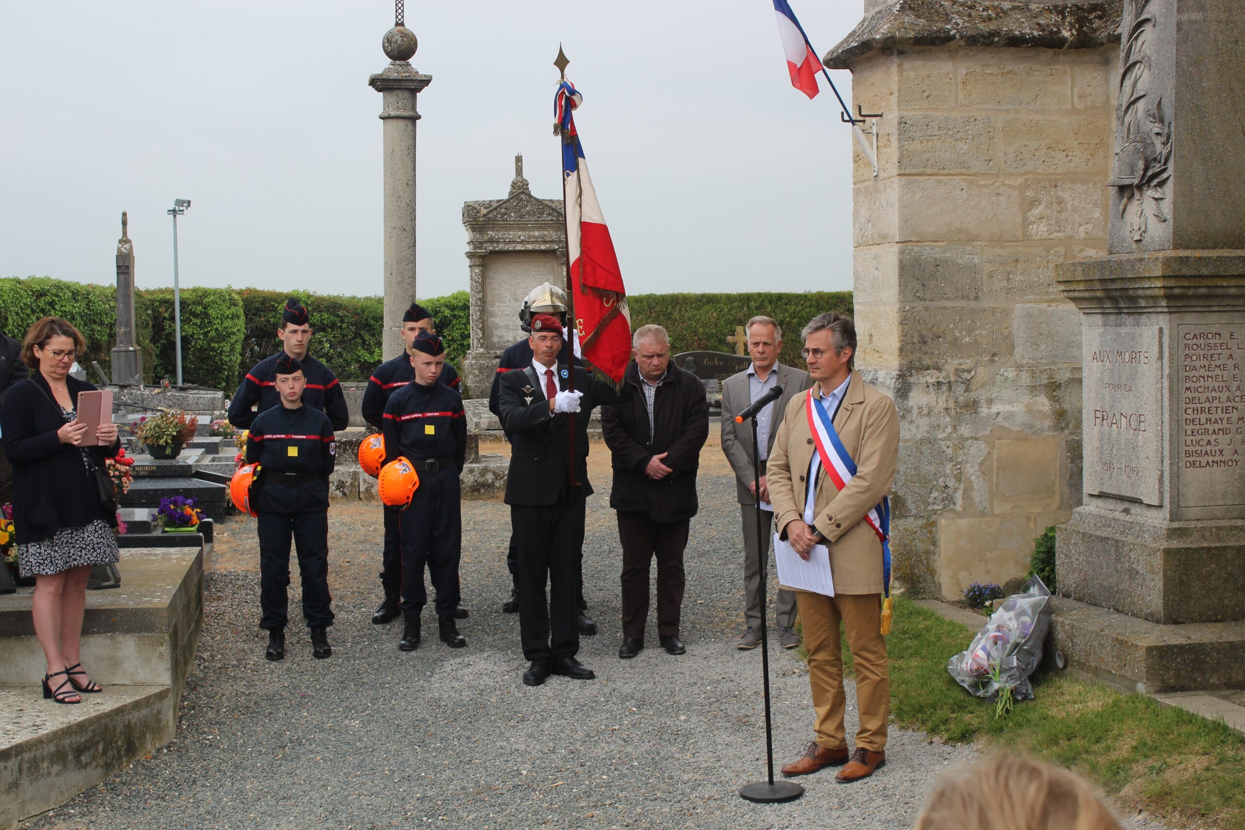 Le maire, les sapeurs pompiers ainsi que le porte-drapeau respectant la minute de silence lors de la commémoration du 8 mai