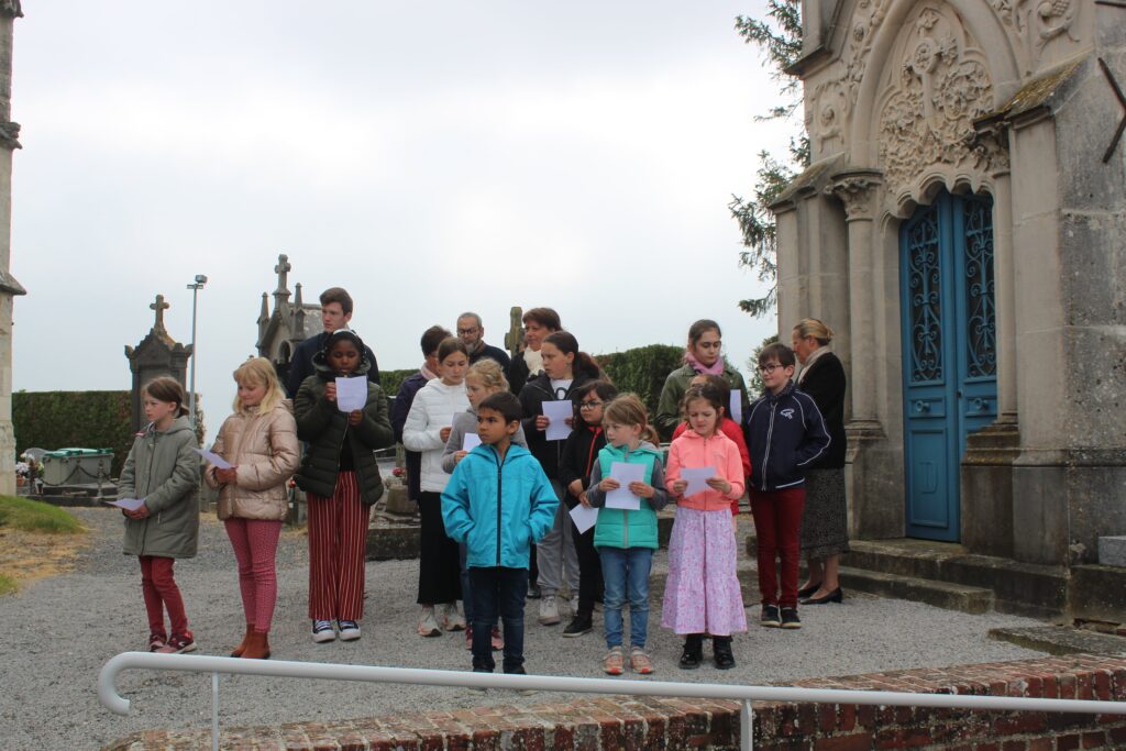 Enfants rassemblés pour la commémoration du 8 mai