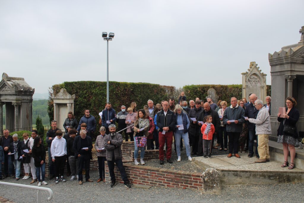 Des personnes regroupées pour la commémoration du 8 mai