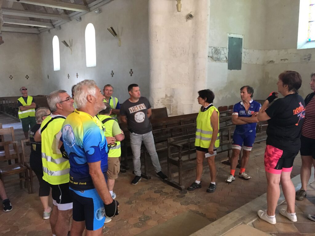 Membre de l'association dans une chapelle