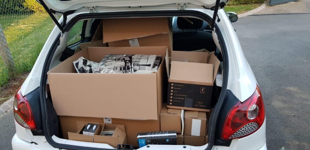 Coffre d'un vehicule rempli pour la brocante