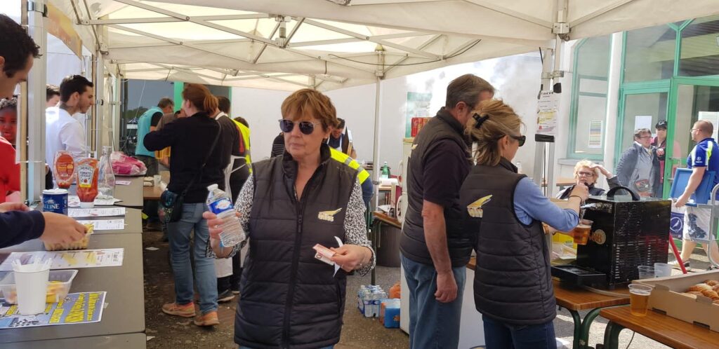 Les personnes qui gèrent la cantine en plein action lors de la brocante