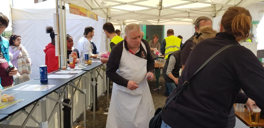 Les personnes qui gèrent la cantine en plein action lors de la brocante