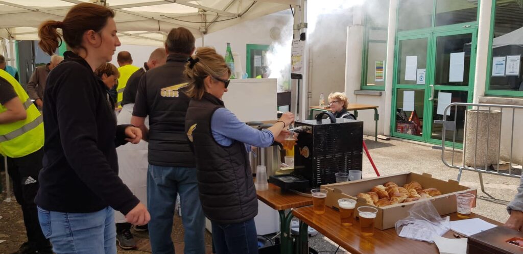 Organistarice en train de préparer une bierre lors de la brocante