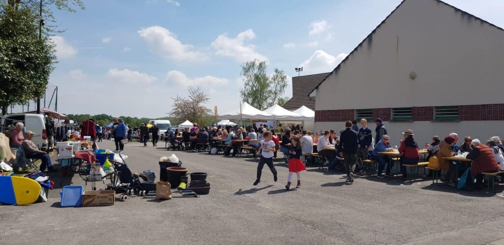 Stand de la brocante avec des tables pour manger