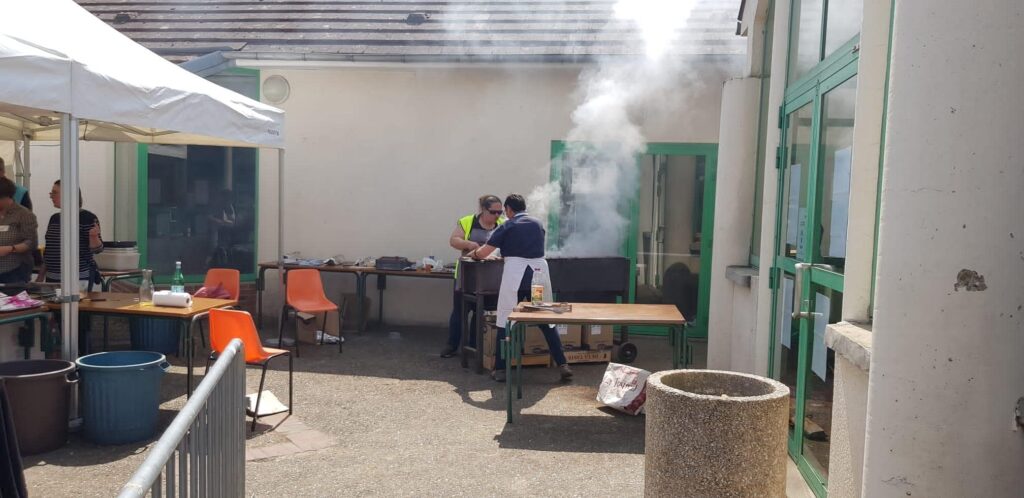 Organisteurs qui gèrent la cuisson de la viande à la cantine de la brocante