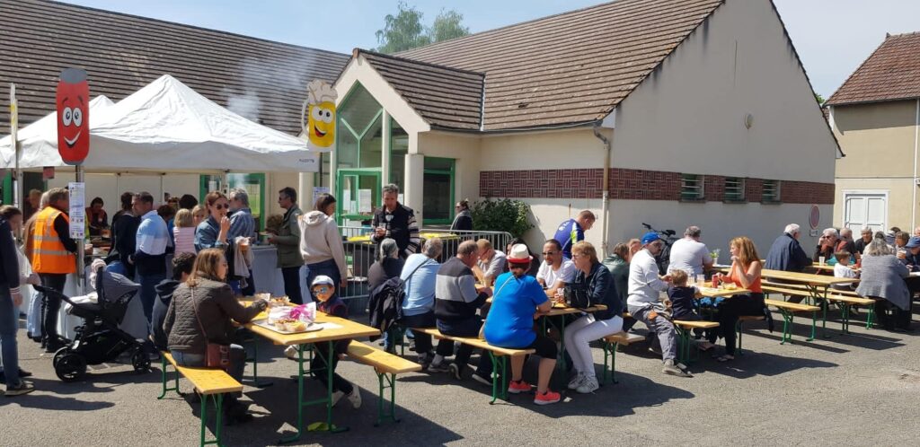 Personnes en train de manger lors de la brocante