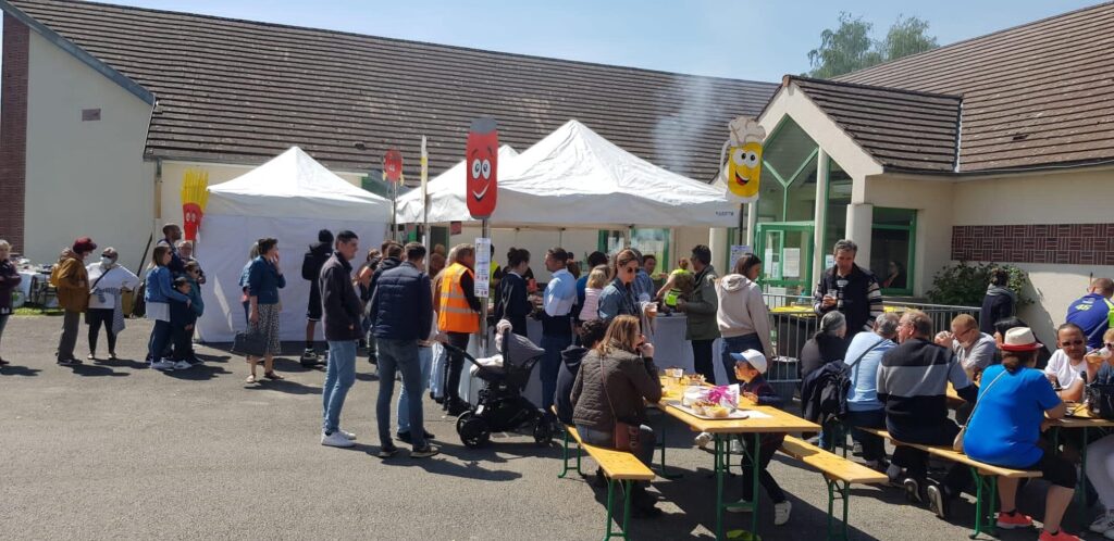 Cantine avec des personnes qui mangent à la brocante