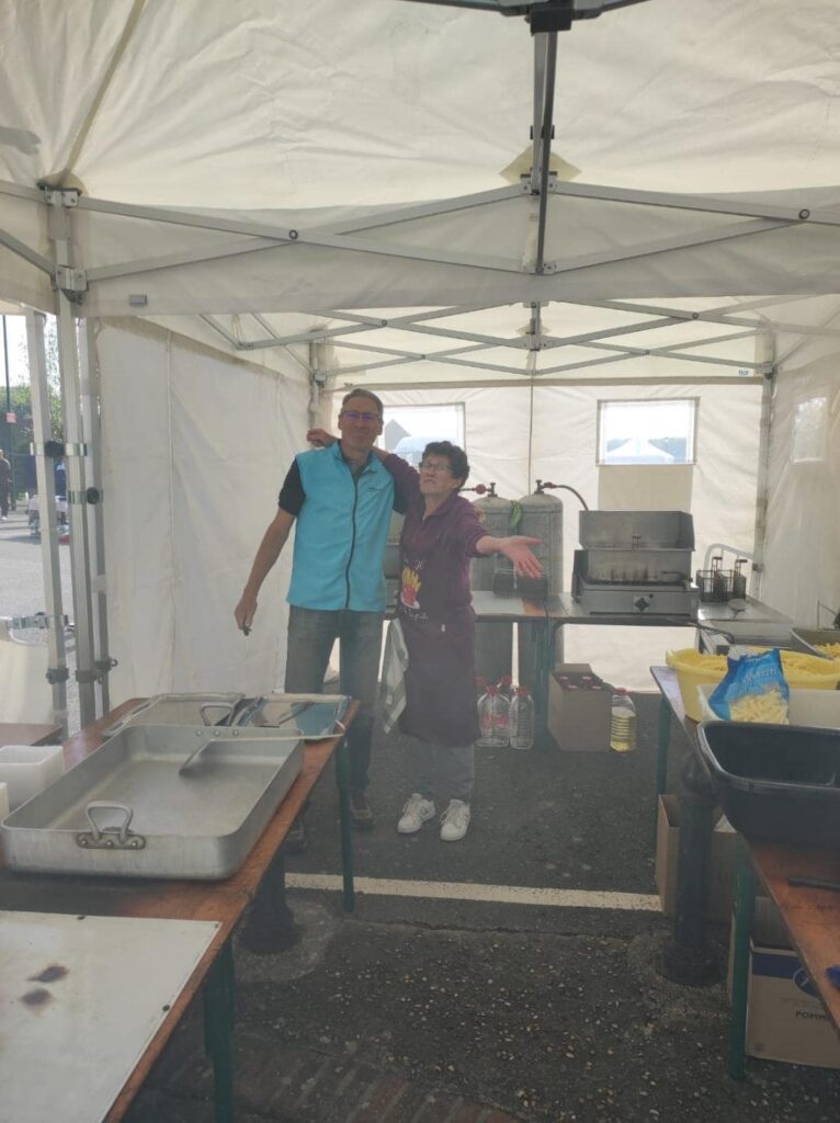 2 personnes dans la cantine de la brocante