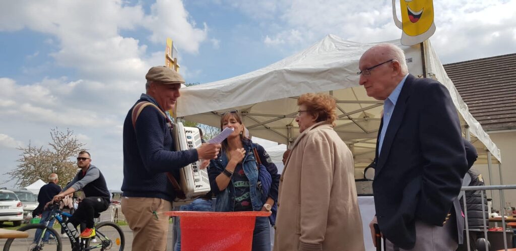 Un musicien et des personnes lors de la brocante